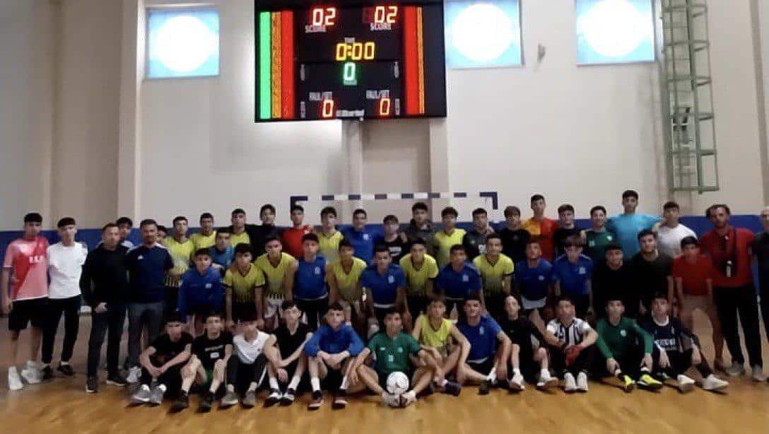 Cumhuriyetimizin 100. Yılı Kutlamaları Kapsamında İlçemiz Gümüşova Anadolu Lisesi Futsal Turnuvası Düzenledi.