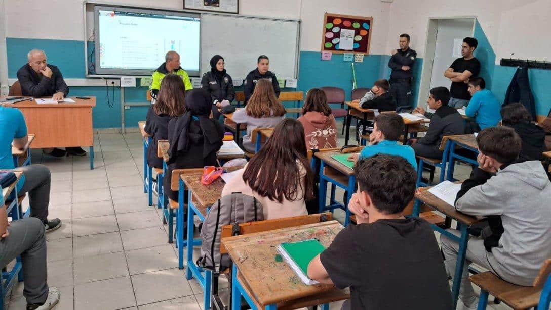 GENAP Kariyer Günleri Etkinliği kapsamında Gümüşova İlçe Emniyet Müdürlüğü İlçemiz Fatih Ortaokuluna meslek tanıtımı yapmıştır.