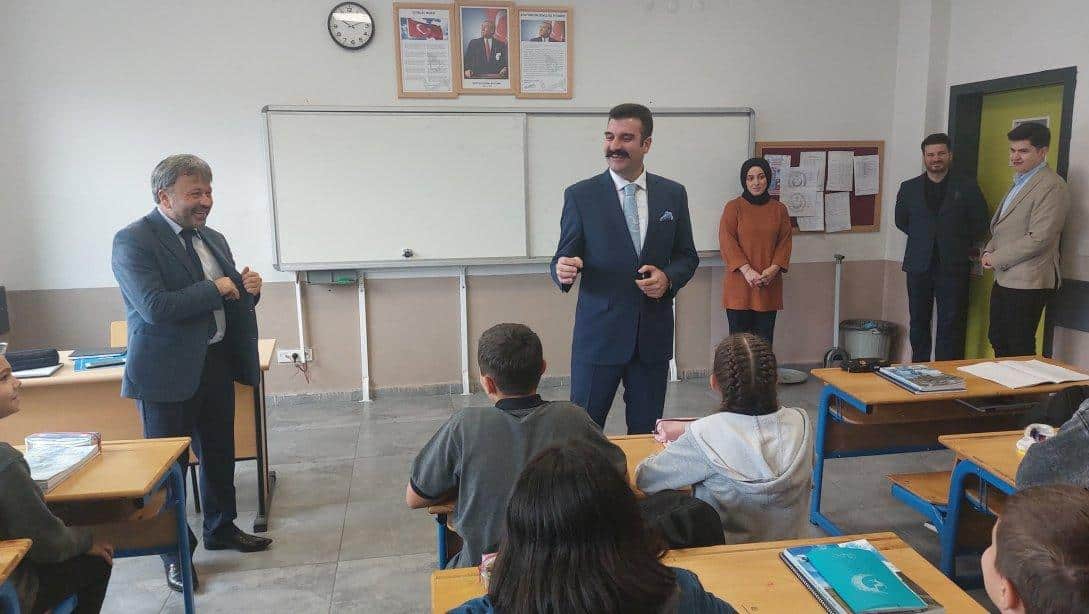 İlçe Kaymakamımız Sayın Selçuk YOSUNKAYA'dan Gümüşova Ortaokuluna Ziyaret
