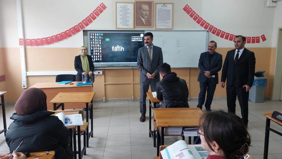 İlçe Kaymakamımız Sayın Selçuk YOSUNKAYA ve İlçe Milli Eğitim Müdür V. Sayın Dr. Ümit DOĞAN Gümüşova Anadolu Lisesine ziyarette bulundular.