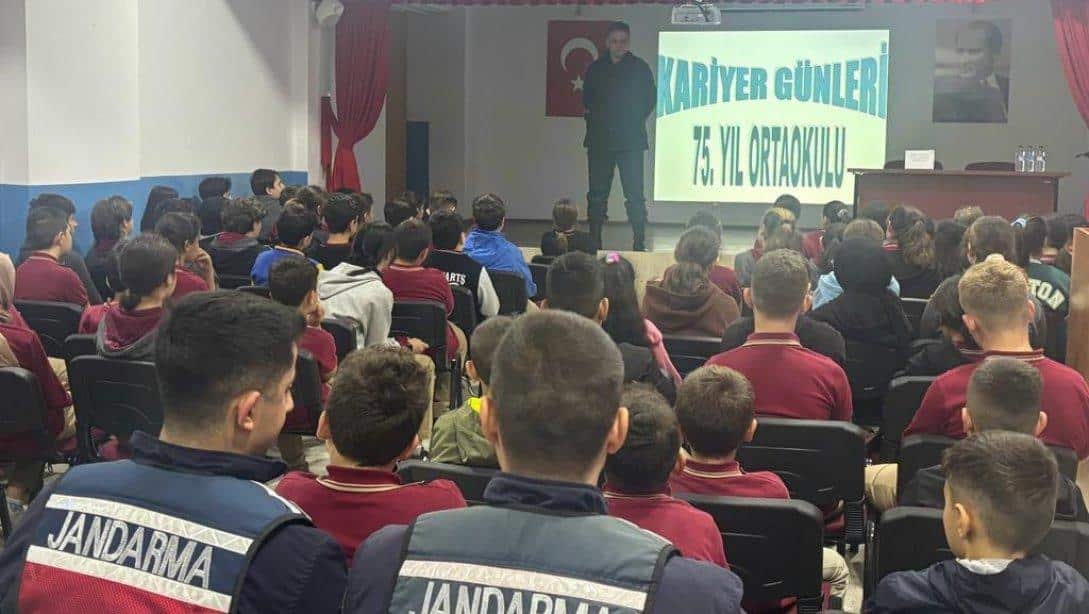 GENAP Kariyer Günleri kapsamında Gümüşova İlçe Jandarma Komutanlığından Yakup AKMEŞE İlçemiz 75. Yıl Ortaokulunda meslek tanıtımı yapmıştır.