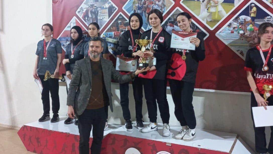 İlçemiz Gümüşova Anadolu Lisesi, Okul Sporları Kapsamında Düzenlenen Genç Kızlar Masa Tenisi Kategorisinde İl Birincisi Oldu.