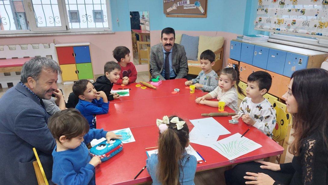 İlçe Kaymakamımız Sayın Selçuk YOSUNKAYA, İlçe Milli Eğitim Müdürümüz Sayın Ersoy GÜNDOĞDU ile birlikte Gümüşova Anaokuluna ziyarette bulundular.