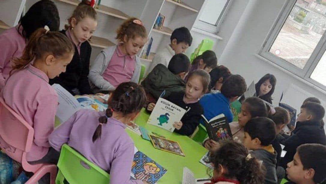 İlçemiz Hacıkadirler İlkokulu 2. 3. ve 4. Sınıf Öğrencileri GENAP Bir Dersimiz Kütüphanede Etkinliğini Gerçekleştirdi.